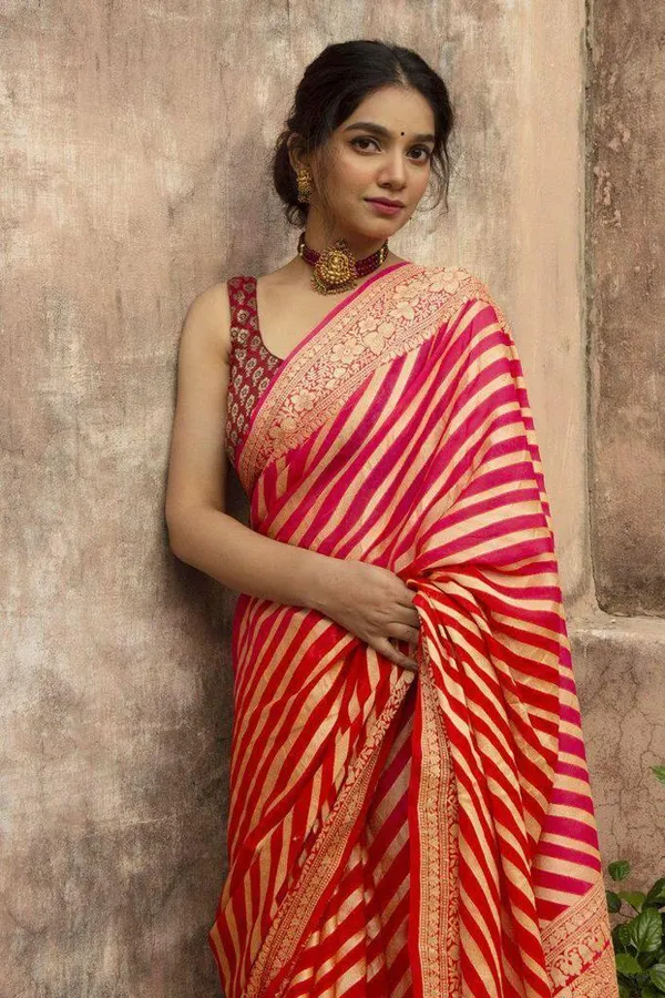 Self_Design_Banarasi_Jacquard_Saree_(Red)_With_Blouse_Piece